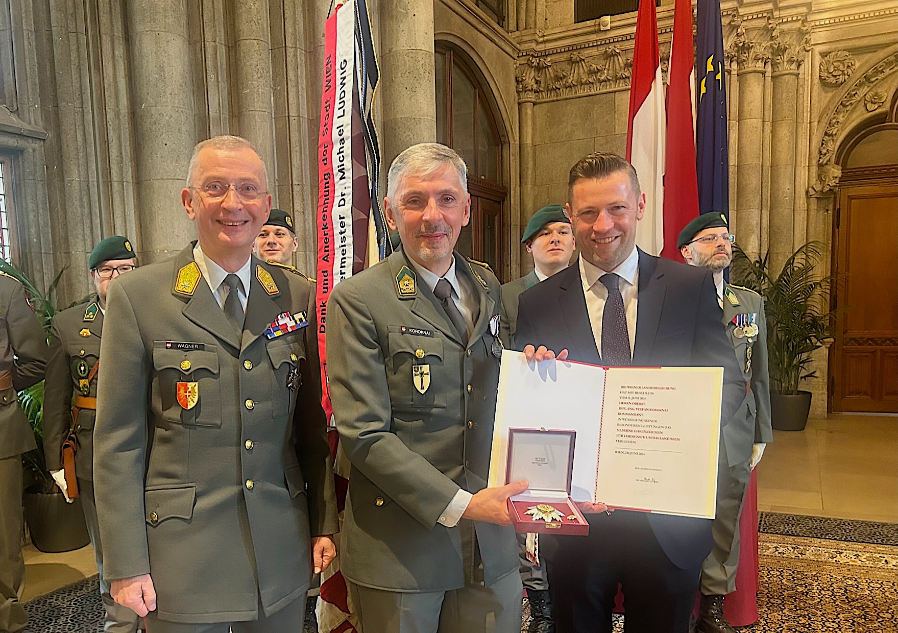 (v.l.n.r.) Generalstabschef General Rudolf Striedinger, Oberst Stefan Koroknai und Landtagsabgeordneter Marcus Schober