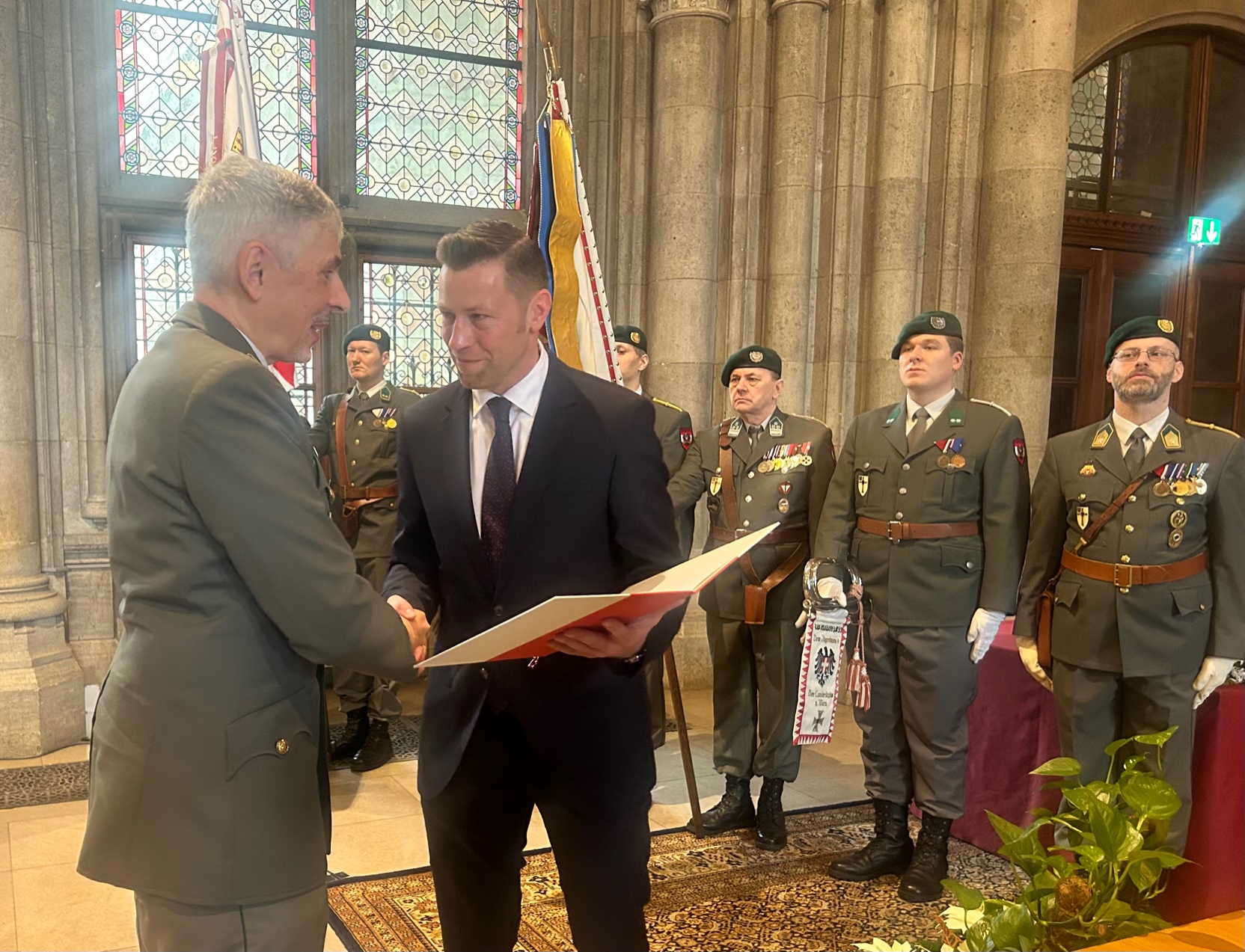 (v.l.n.r.) Generalstabschef General Rudolf Striedinger, Oberst Stefan Koroknai und Landtagsabgeordneter Marcus Schober